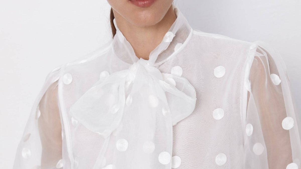 Esta blusa de Zara combina elegantemente con absolutamente todo lo que quieras