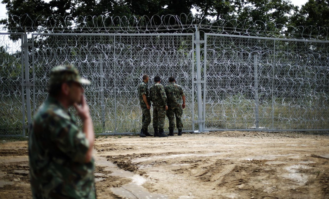 Militares búlgaros inspeccionan la valla construida en la frontera con Turquía. (Reuters)