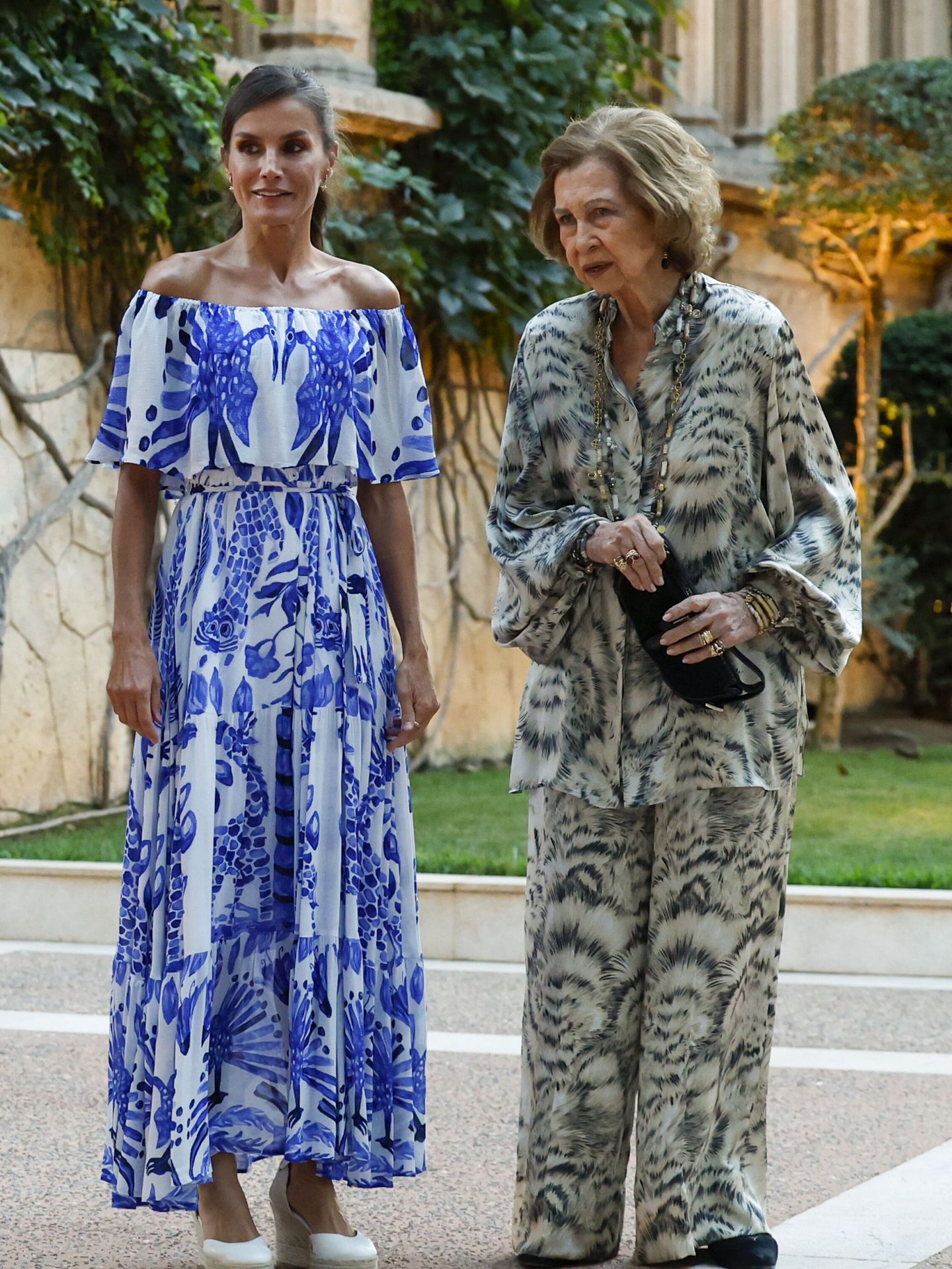 La reina Letizia, con doña Sofía en el palacio de Marivent en Mallorca. (EFE/Ballesteros)