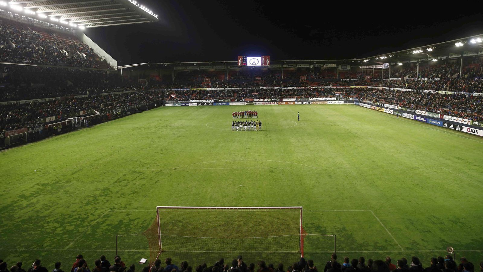 Foto: El estadio de Osasuna, El Sadar, antes del comienzo de un partido (Efe).