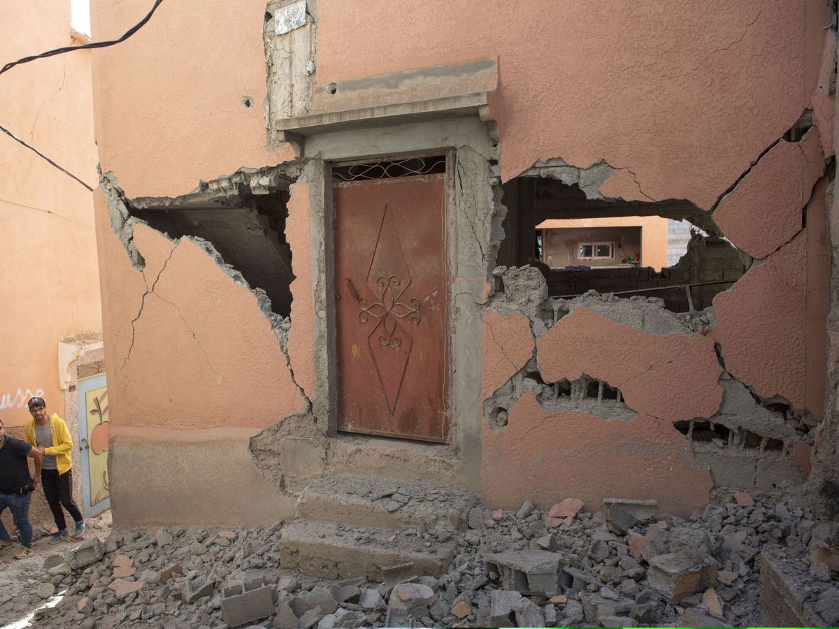 Foto: Esta pared es solo uno de los cientos de daños que ha causado el seísmo en Marruecos (EFE/JALAL MORCHIDI)