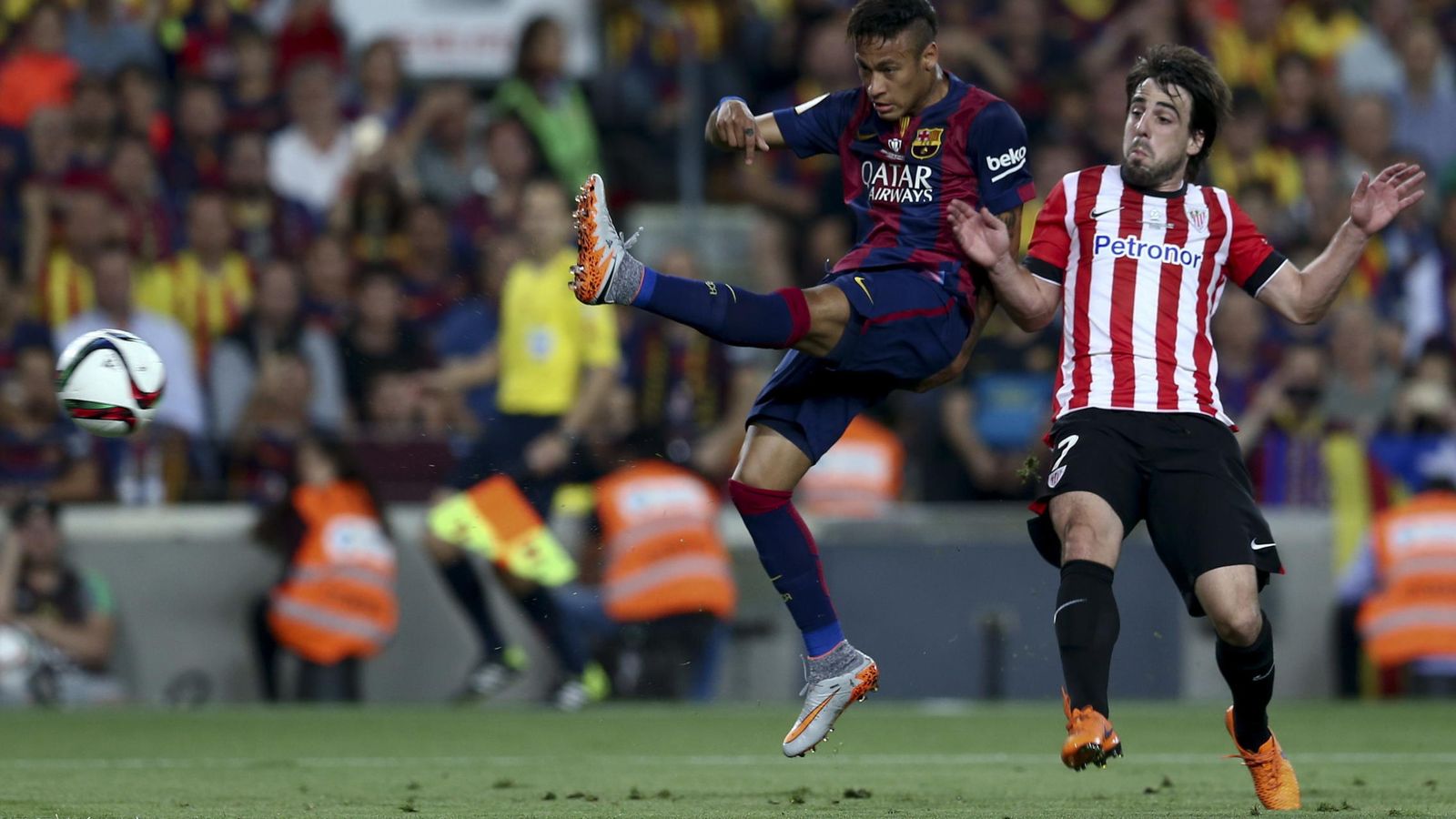 Foto: Neymar y Beñat, durante la última final de Copa que disputaron Barcelona y Athletic de Bilbao (EFE)