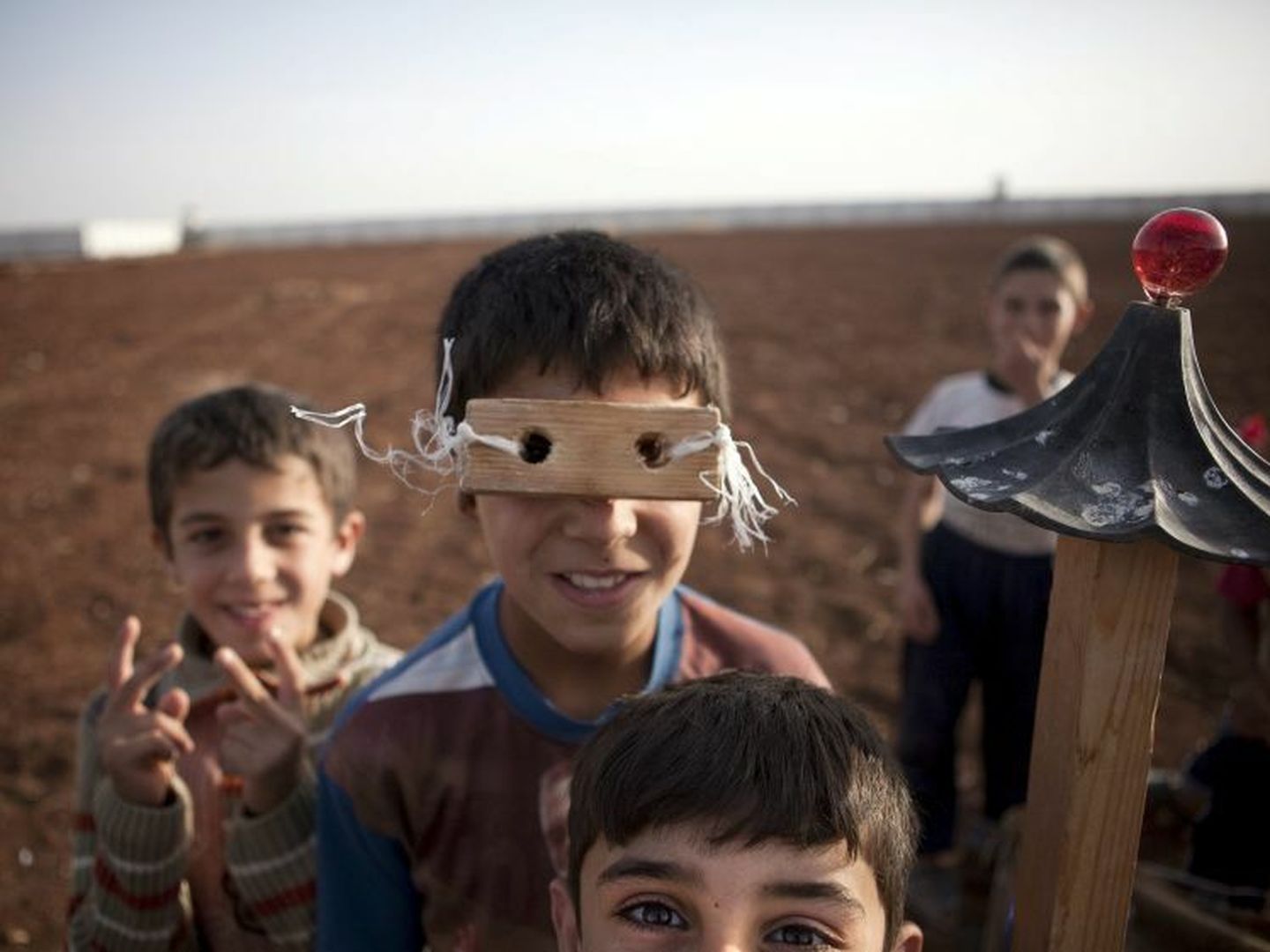 Unos niños sirios juegan en un campamento para personas desplazadas en la frontera turco-siria cerca de Azaz. (Efe).