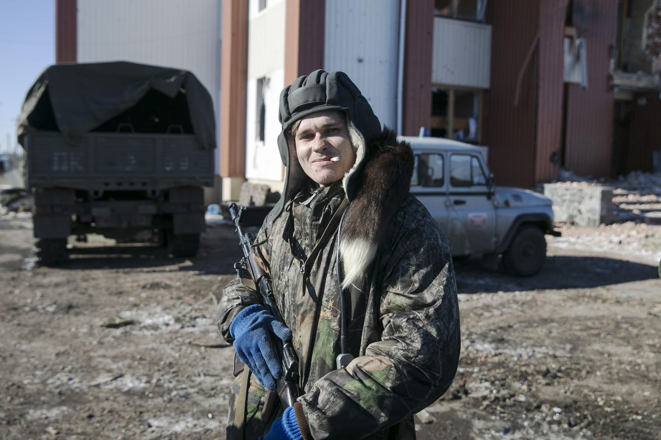 Un miliciano de la autoproclamada República Popular de Donetsk posa en el pueblo de Nikishine (Reuters). 