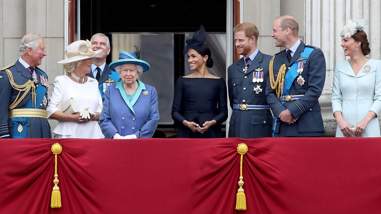 Meghan, rodeada por la familia real británica. (Getty)