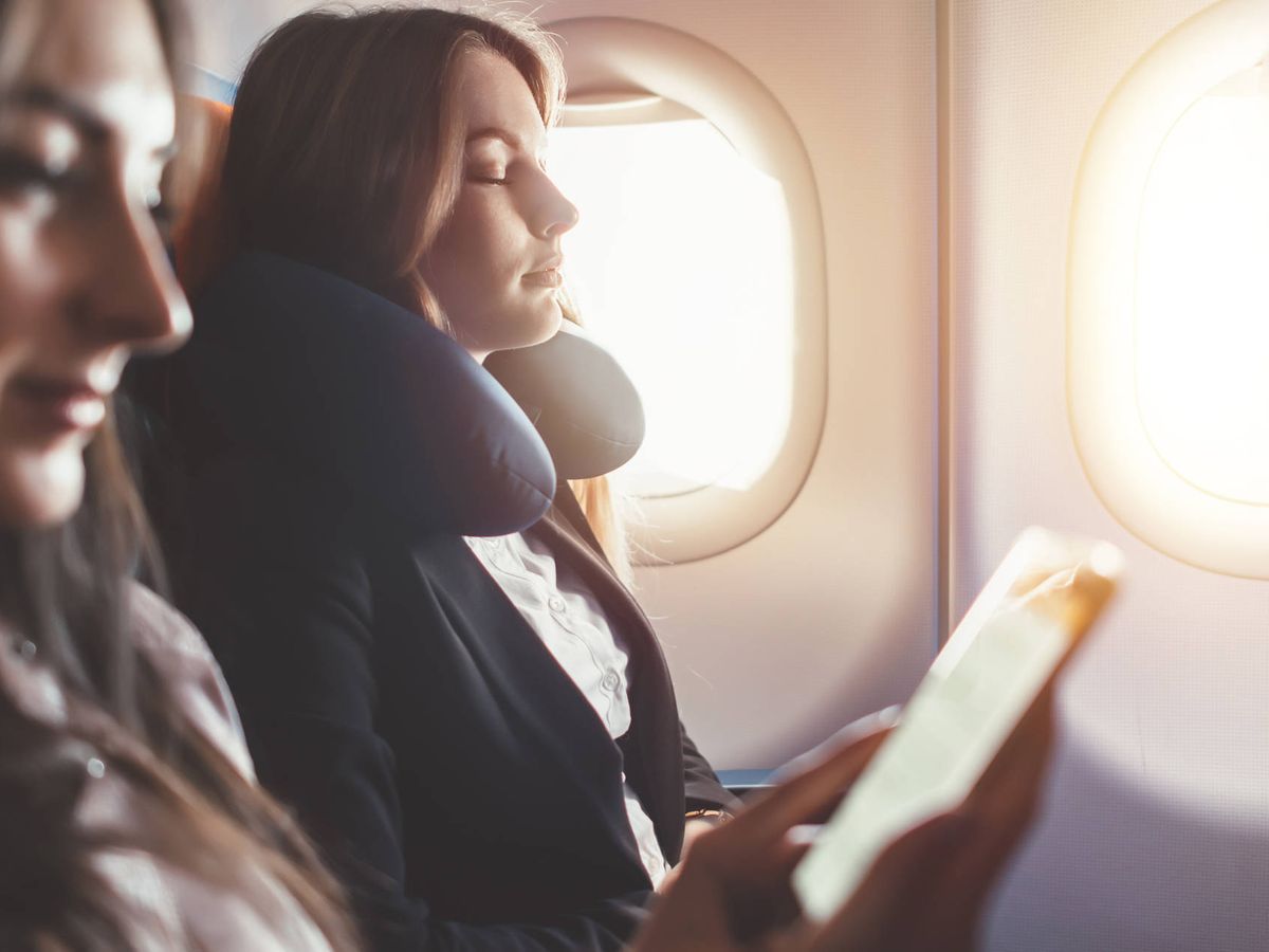 Foto: Una mujer disfrutando de su vuelo. (iStock)