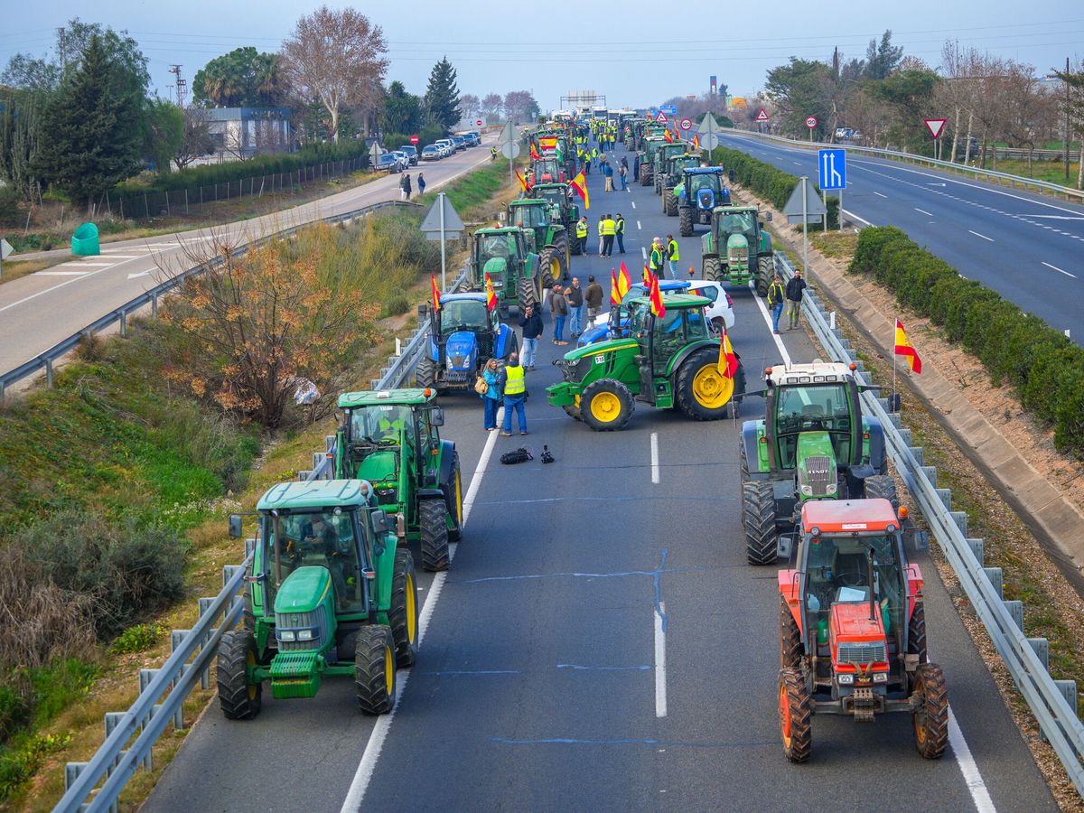 Foto: Protestas no autorizadas de agricultores cortan carreteras en Andalucía. (Europa Press/Francisco J. Olmo) 