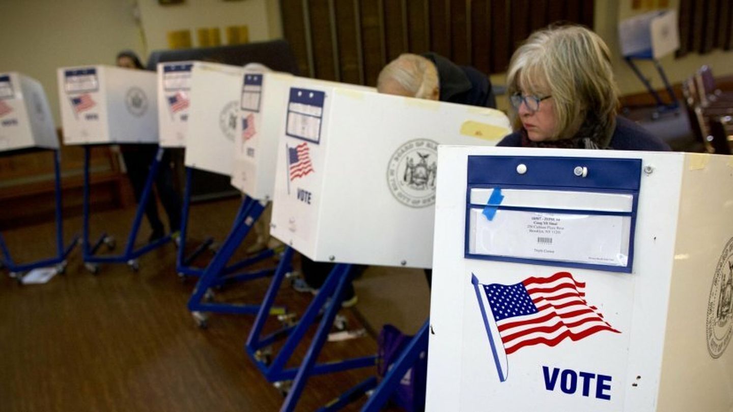 Neoyorquinos depositan su voto en el colegio electoral instalado en la Congregación Monte Sinaí (Reuters)