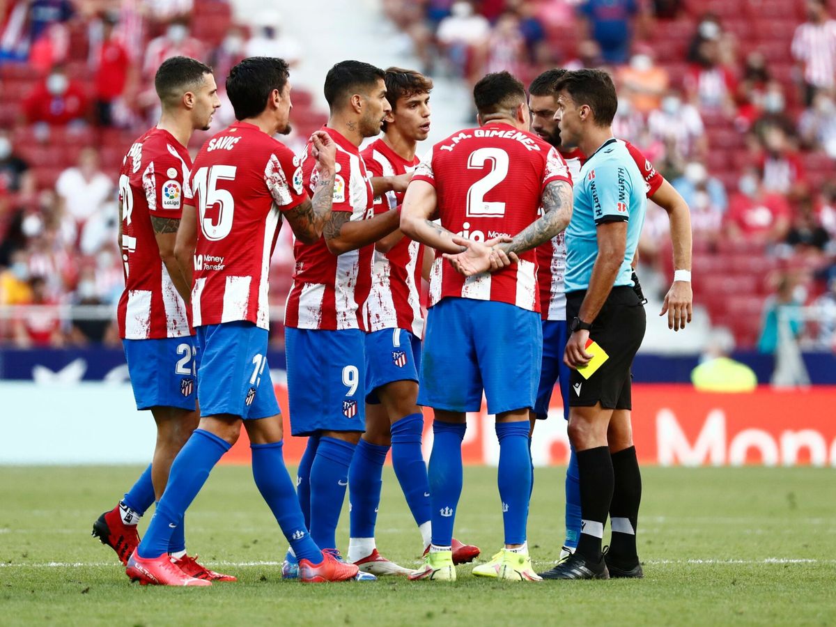 Foto: Los jugadores del Atlético de Madrid protestan la expulsión de Joao Félix. (Reuters)