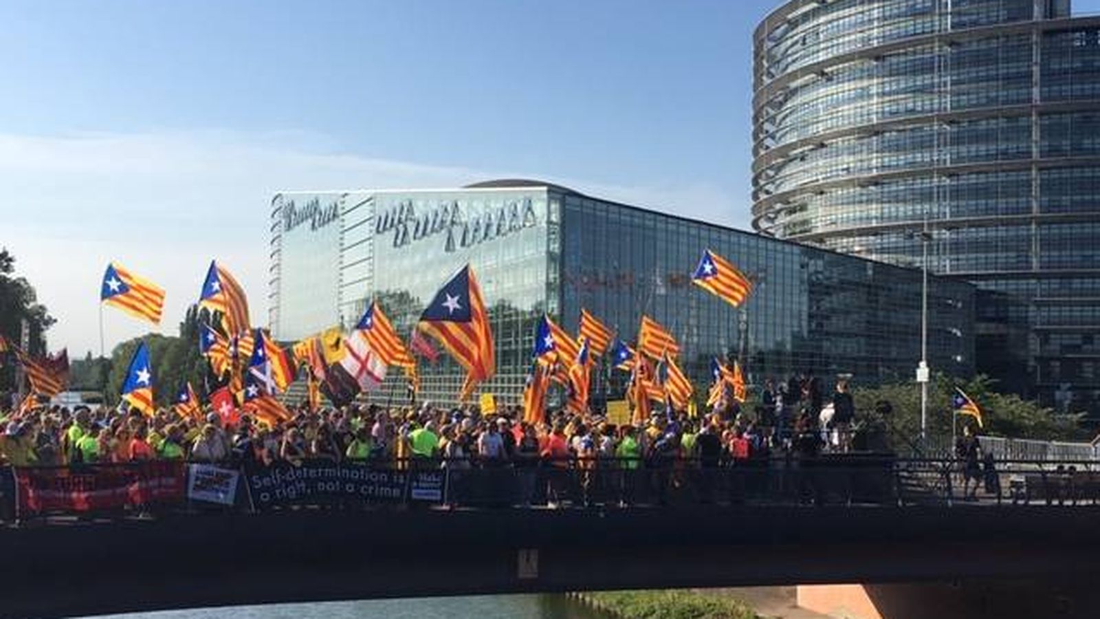 Foto: Manifestación a la puerta del Parlamento Europeo. (C.S.)