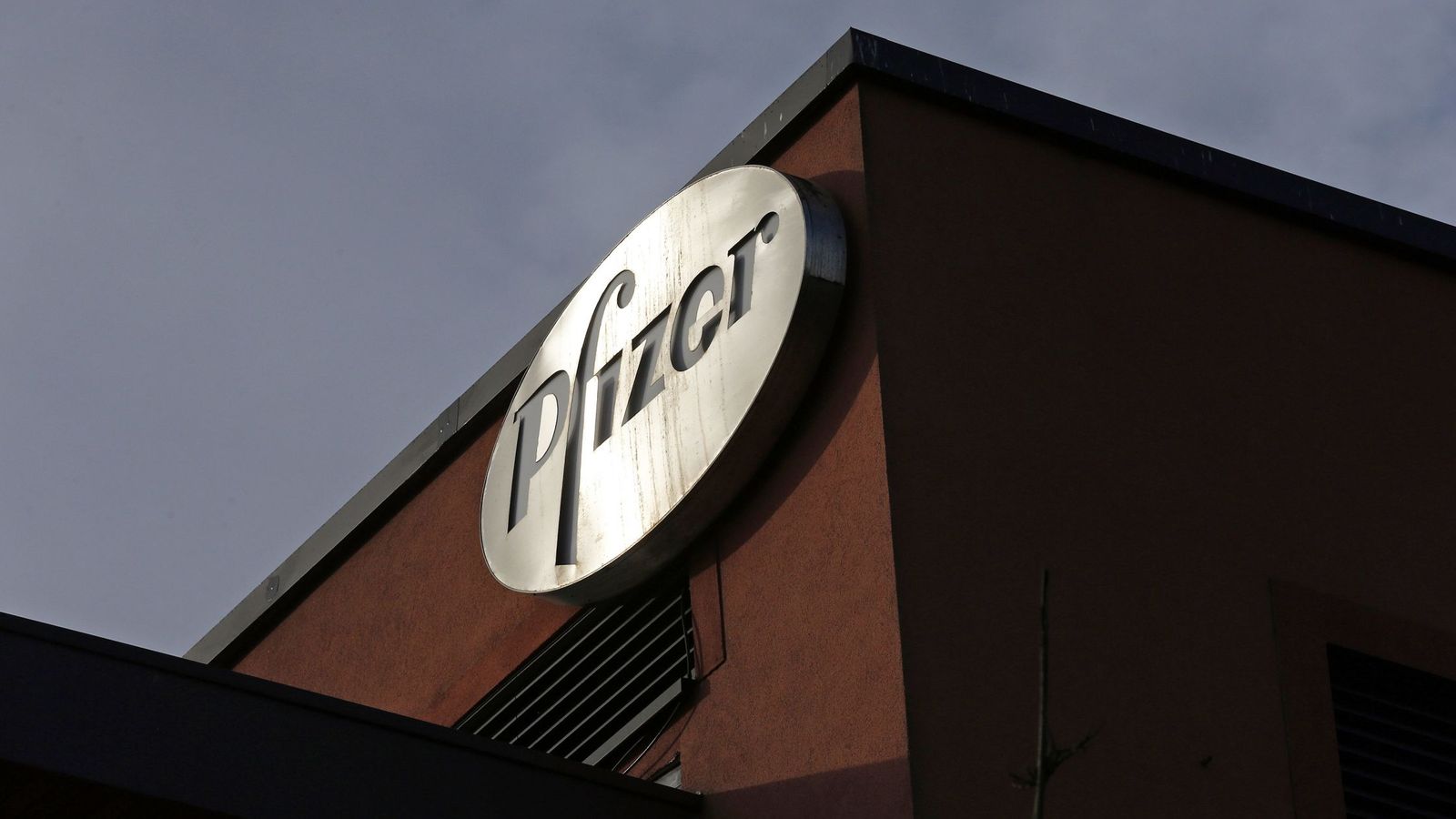 Foto: Logo de Pfizer en su oficina de Dublín. (Reuters)