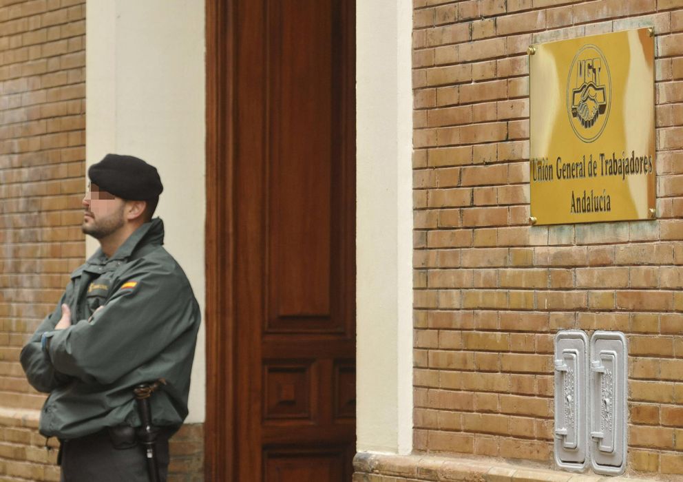 Foto: La Guardia Civil registra la sede de UGT Andalucía (Efe).