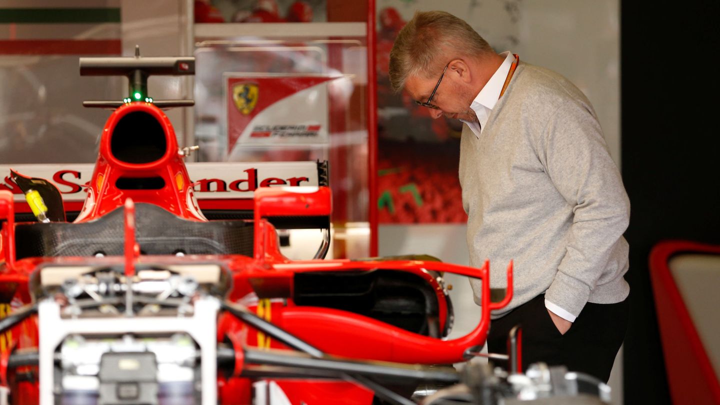 Ross Brawn observando un Ferrari. (Reuters)