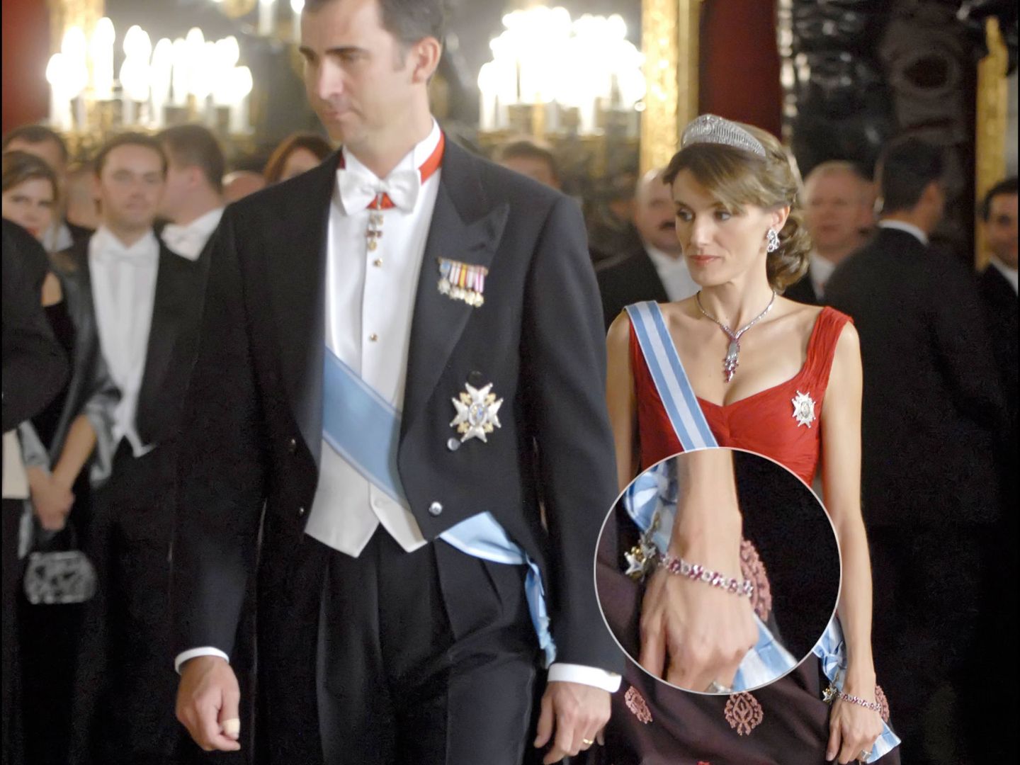 La Reina con la misma pulsera en una cena de gala en 2007. (Gtres)
