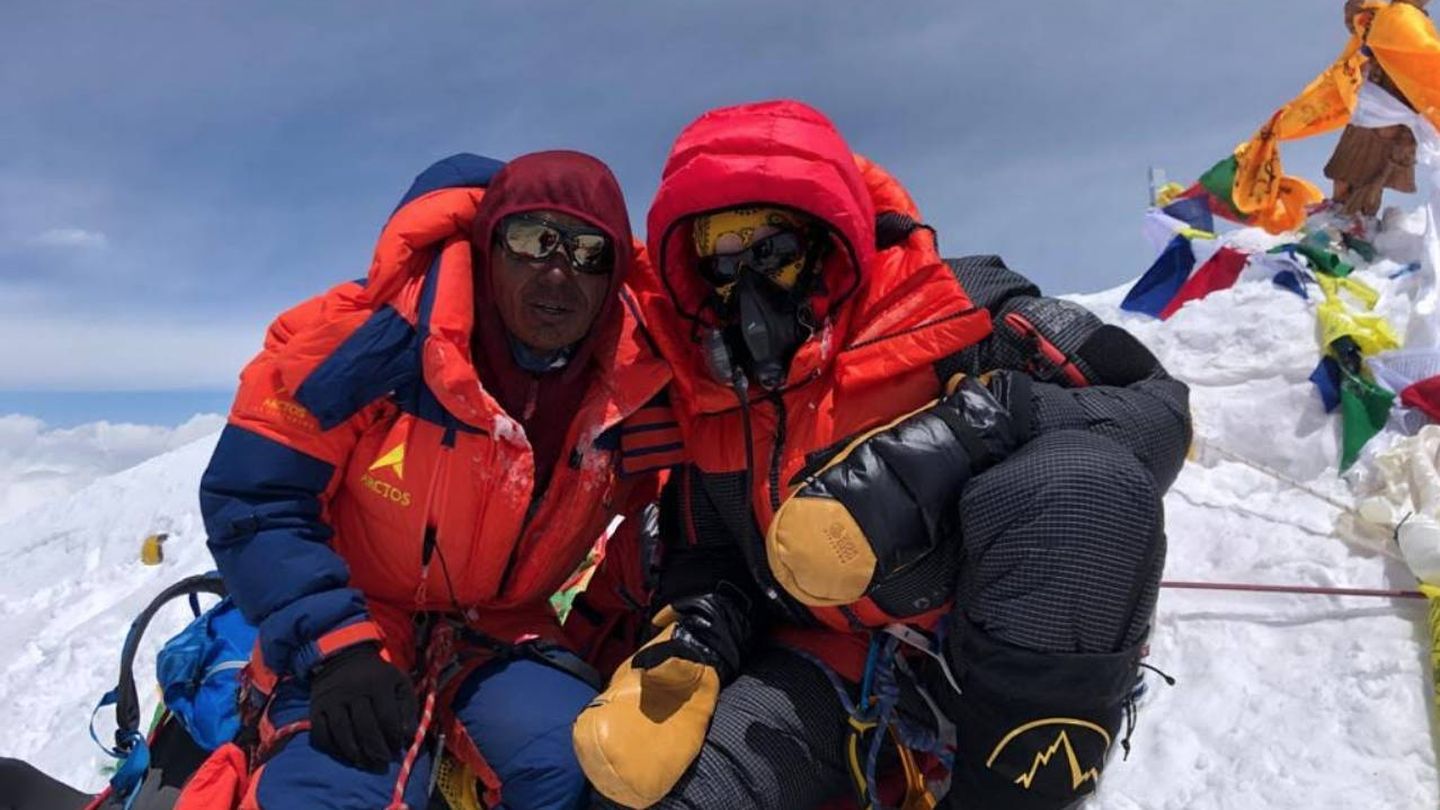 Hélène Drouin en la cumbre del Everest. (thamserku trekking)