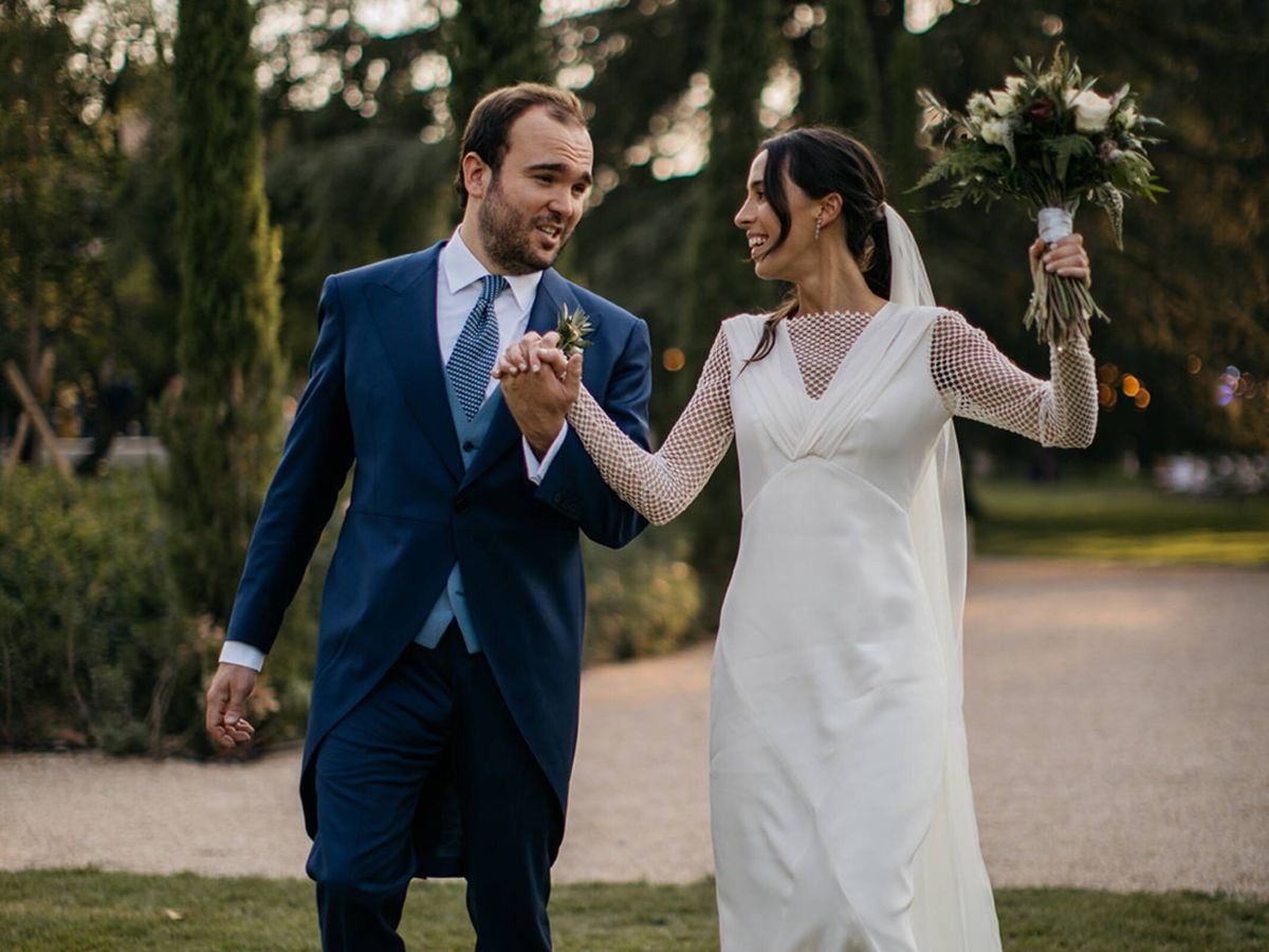 Inés y su vestido de novia con mangas de rejilla para una boda al aire  libre en Madrid