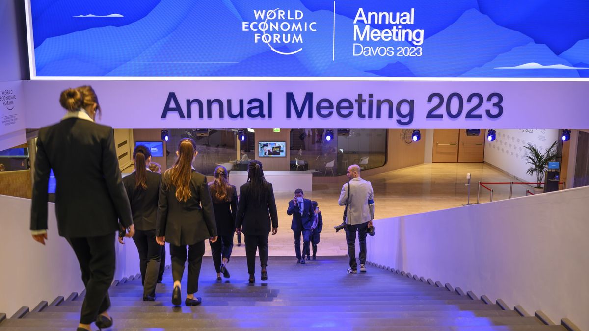 Los líderes de la élite empresarial en Davos prevén una recesión global en 2023
