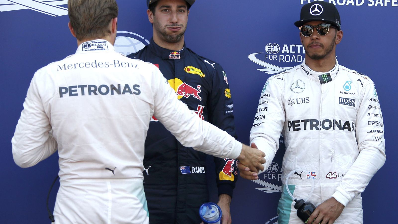 Foto: Rosberg y Hamilton en Mónaco, rodeando a Ricciardo.