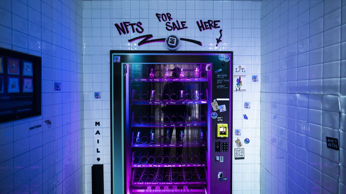 Foto: Una "máquina expendedora" de NFT en Nueva York. (EFE / EPA / Justin Lane)