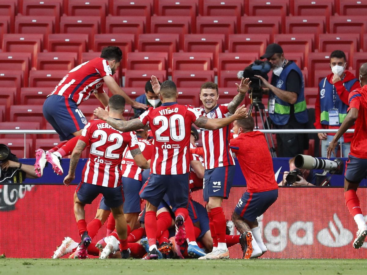 Foto: Los jugadores colchoneros celebran el 2-1 de Luis Suárez. (Reuters)