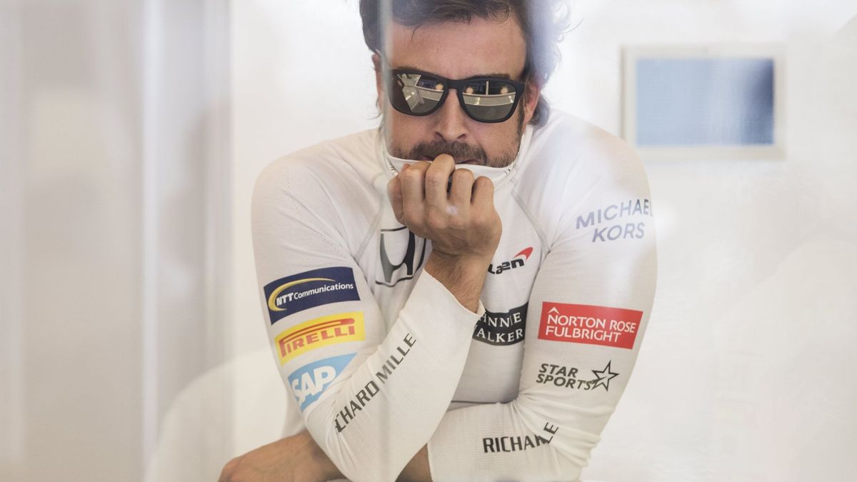 "Ponte las gafas, que irá bien": Alonso reparte amuletos de la suerte. Falta hacen