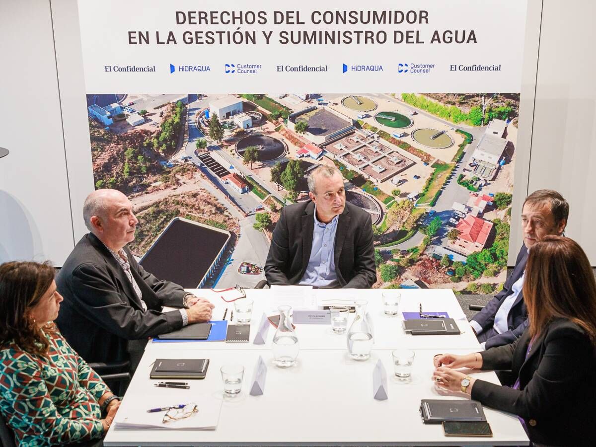 Foto: Mesa redonda 'Derechos del consumidor en la gestión y suministro del agua'.