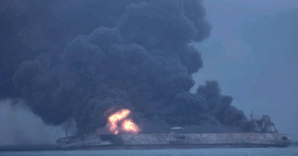 Foto: El petrolero en llamas. (Reuters)