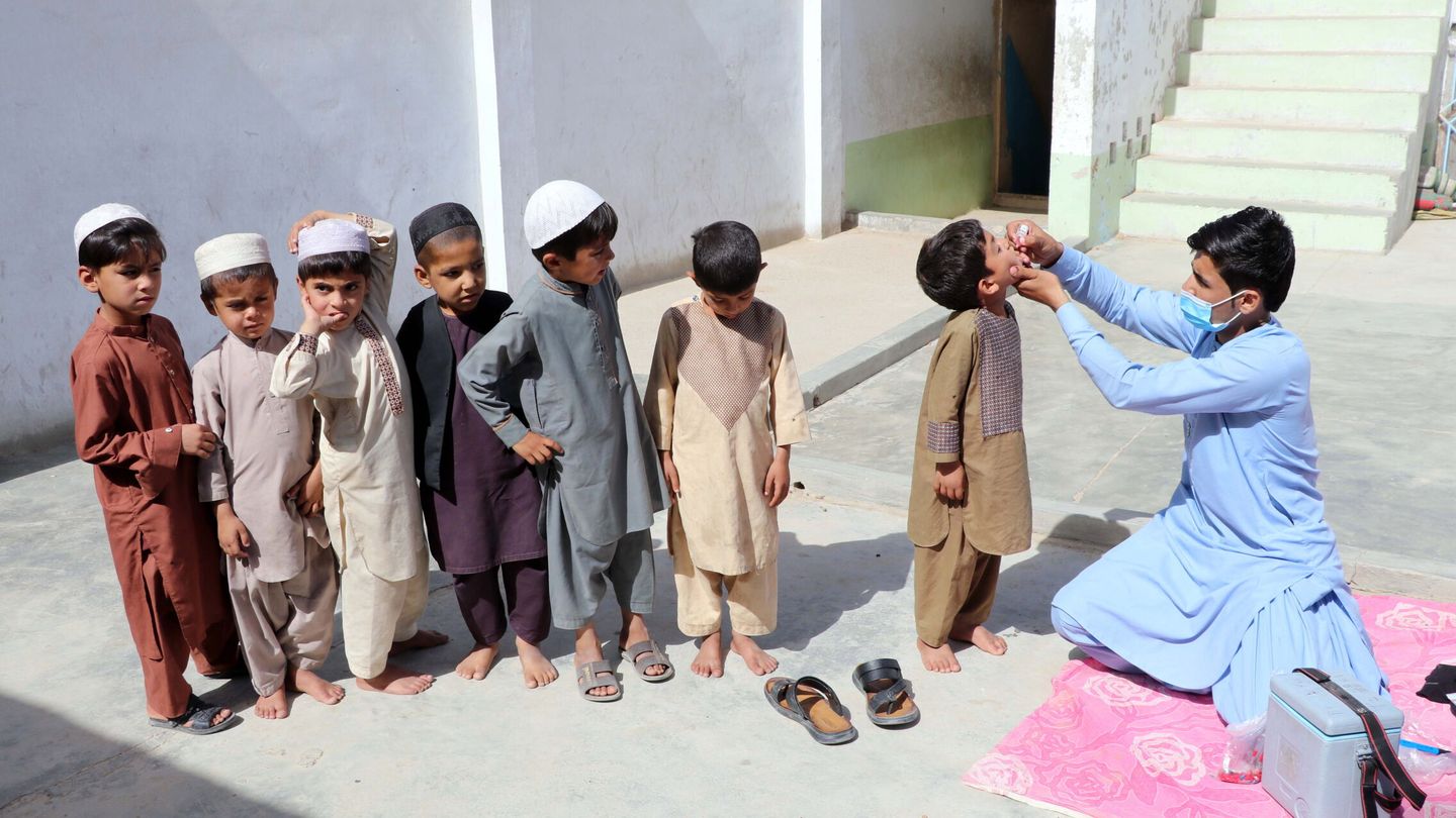 Un trabajador sanitario administra vacunas contra la polio a niños en Afganistán, mayo de 2022. (EFE)