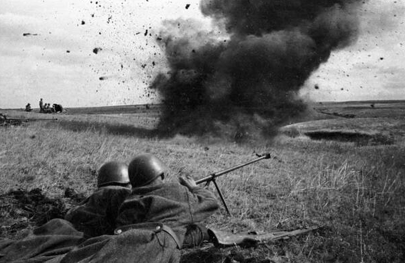 Un equipo de fusil antitanque PTRD soviético durante la batalla de Kursk
