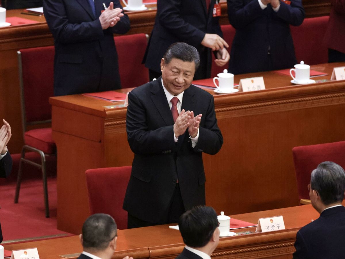 Foto: El presidente chino, Xi Jinping, aplaude al término de la reunión de clausura de la segunda sesión de la XIV Asamblea Popular Nacional (APN). (EFE/Andrés Martínez Casares)