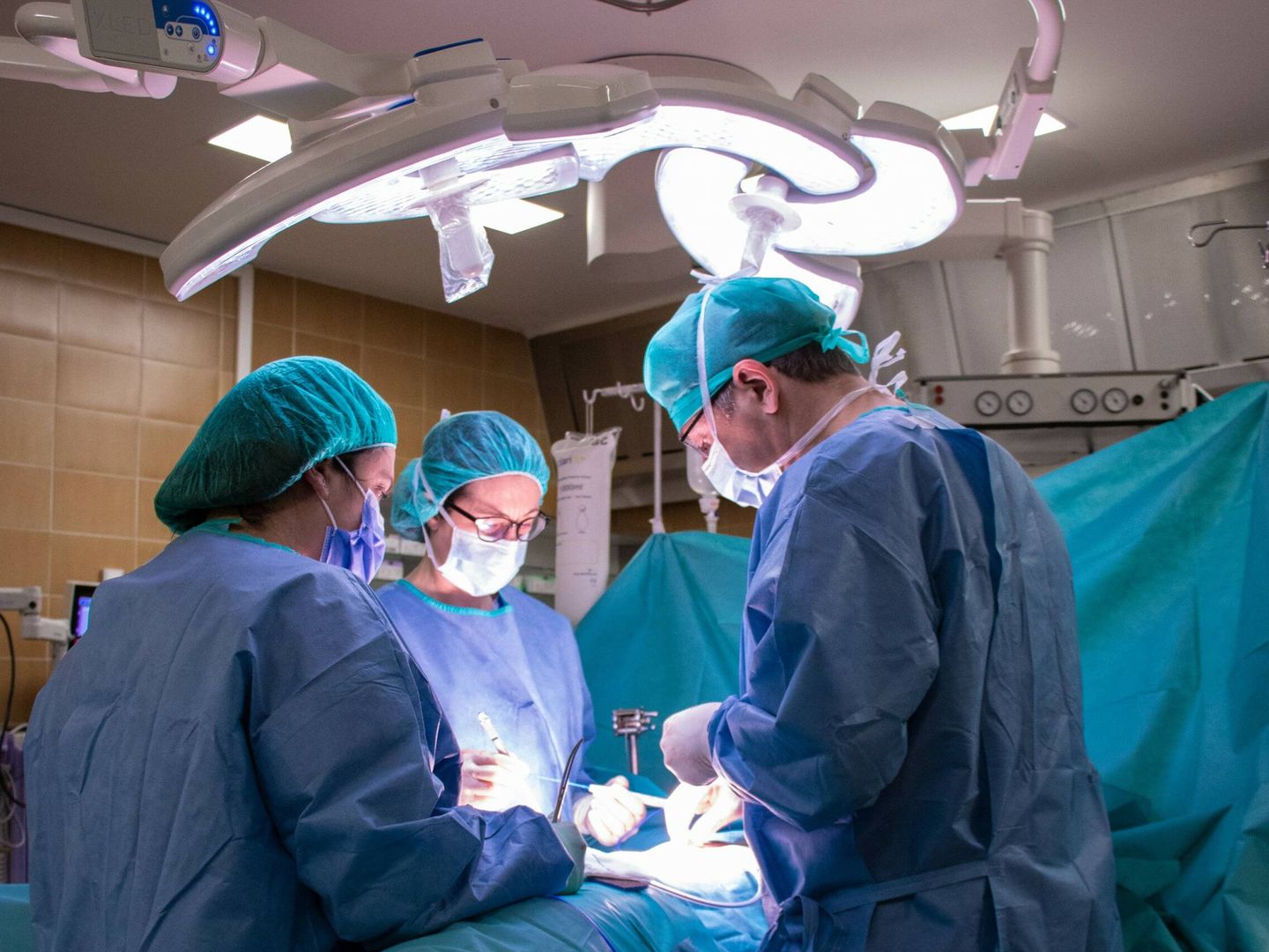 Un equipo de cirujanos del QTI operando a un paciente.