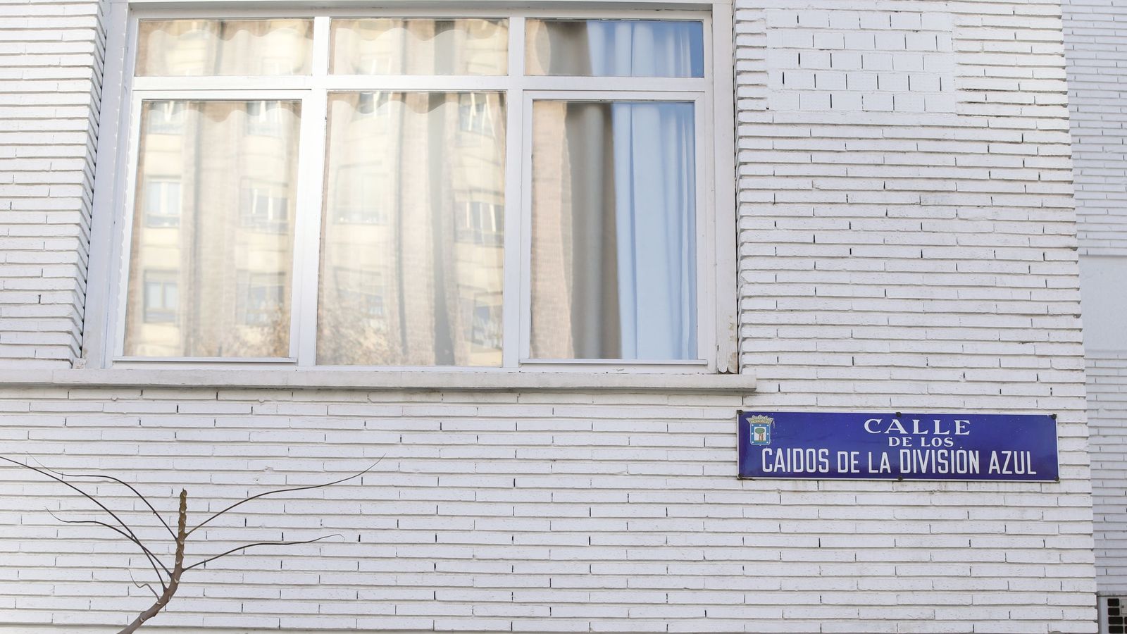 Foto: Placa identificativa de la calle Caídos de la División Azul de Madrid que cambiará su nombre en los próximos seis meses. (EFE)