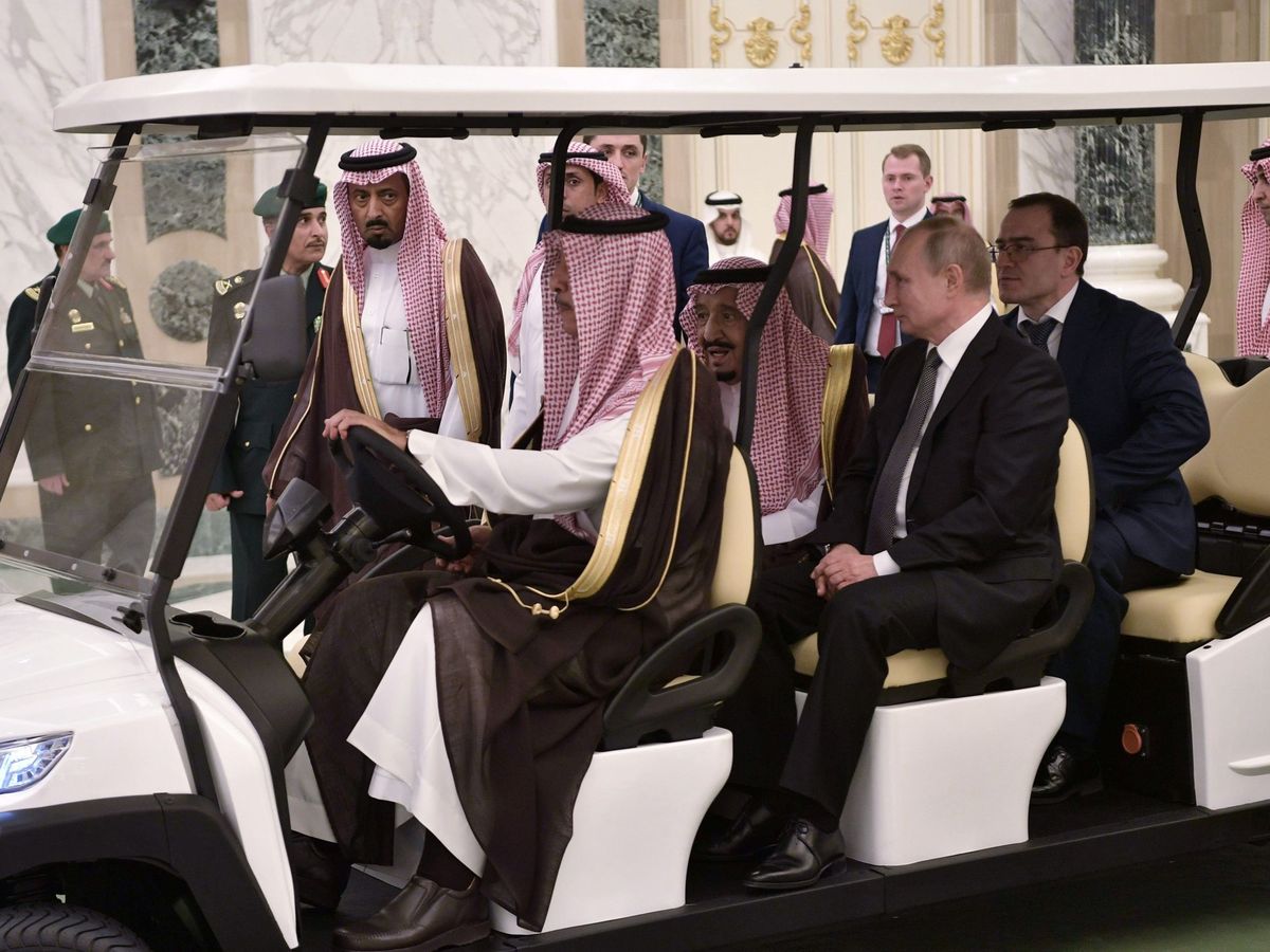 Foto: El presidente ruso Vladímir Putin durante una visita a Arabia Saudí junto al rey Salman bin Abdulaziz en 2019. (EFE/Alexey Nikolsky)