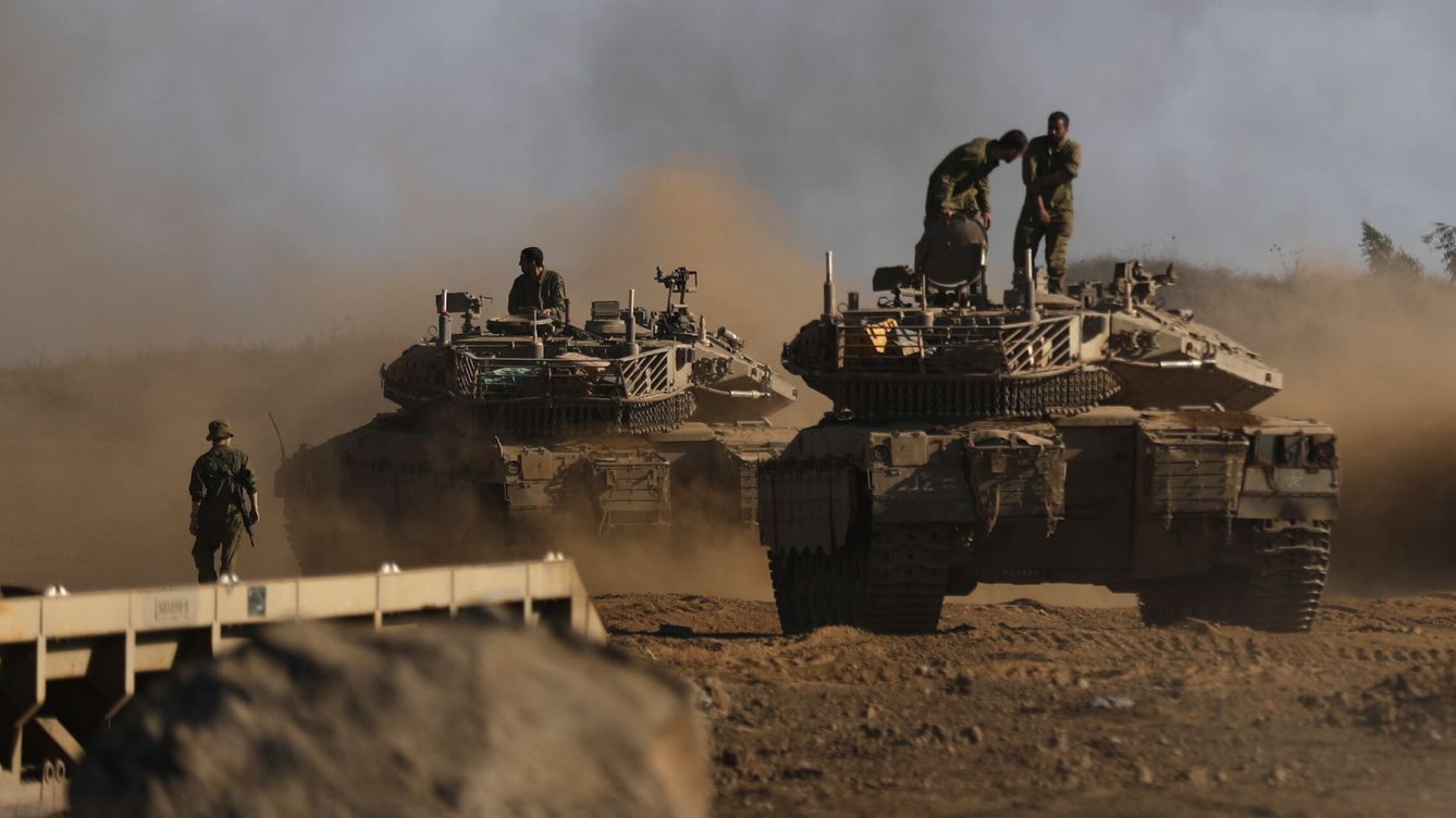 Foto: Tanques israelíes Merkava 4 durante un entrenamiento militar en la frontera entre Israel y Siria, en 2021. (EFE/EPA/Atef Safadi)