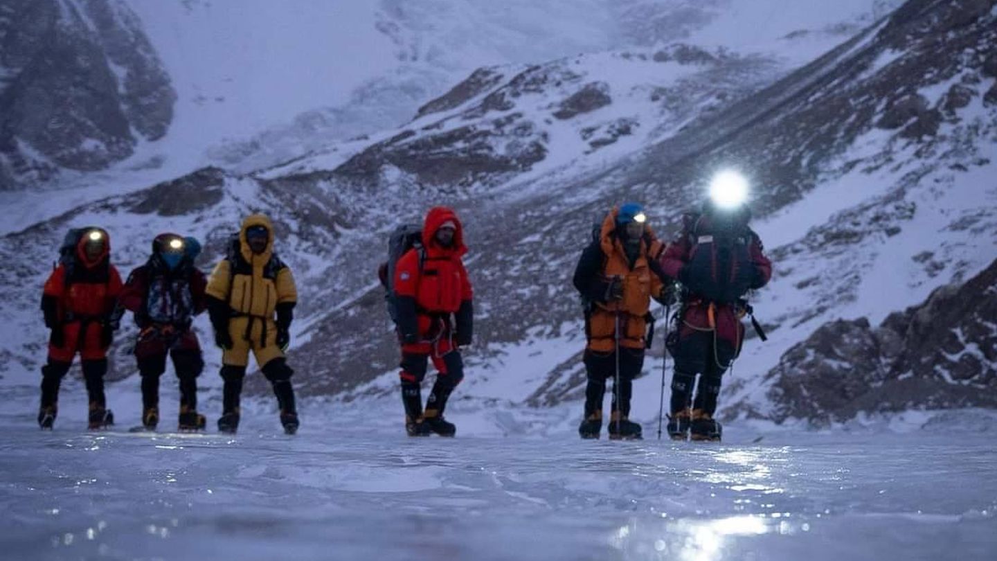 Los primeros que hacen cima en el K2 en pleno invierno. 