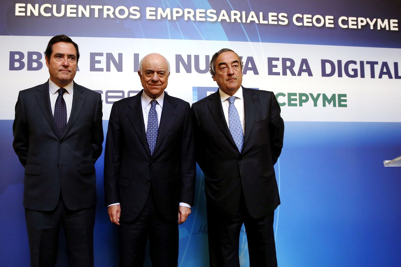 El presidente de la CEOE, Juan Rosell, el presidente de Cepyme, Antonio Garmendi y el presidente del BBVA, Francisco González, en un acto de promoción de banca digital. (EFE)