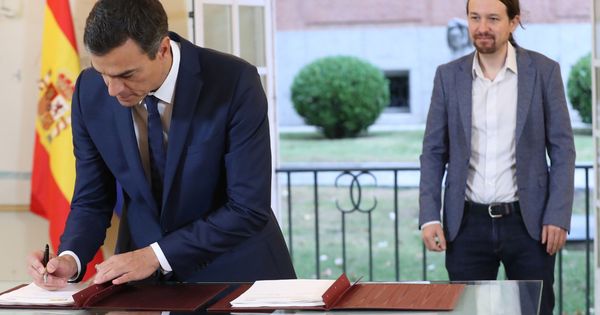 Foto: El presidente del Gobierno, Pedro Sánchez (i), y el secretario general de Podemos, Pablo Iglesias, durante la firma hoy en el Palacio de la Moncloa del acuerdo sobre el proyecto de ley de presupuestos para 2019. (EFE)