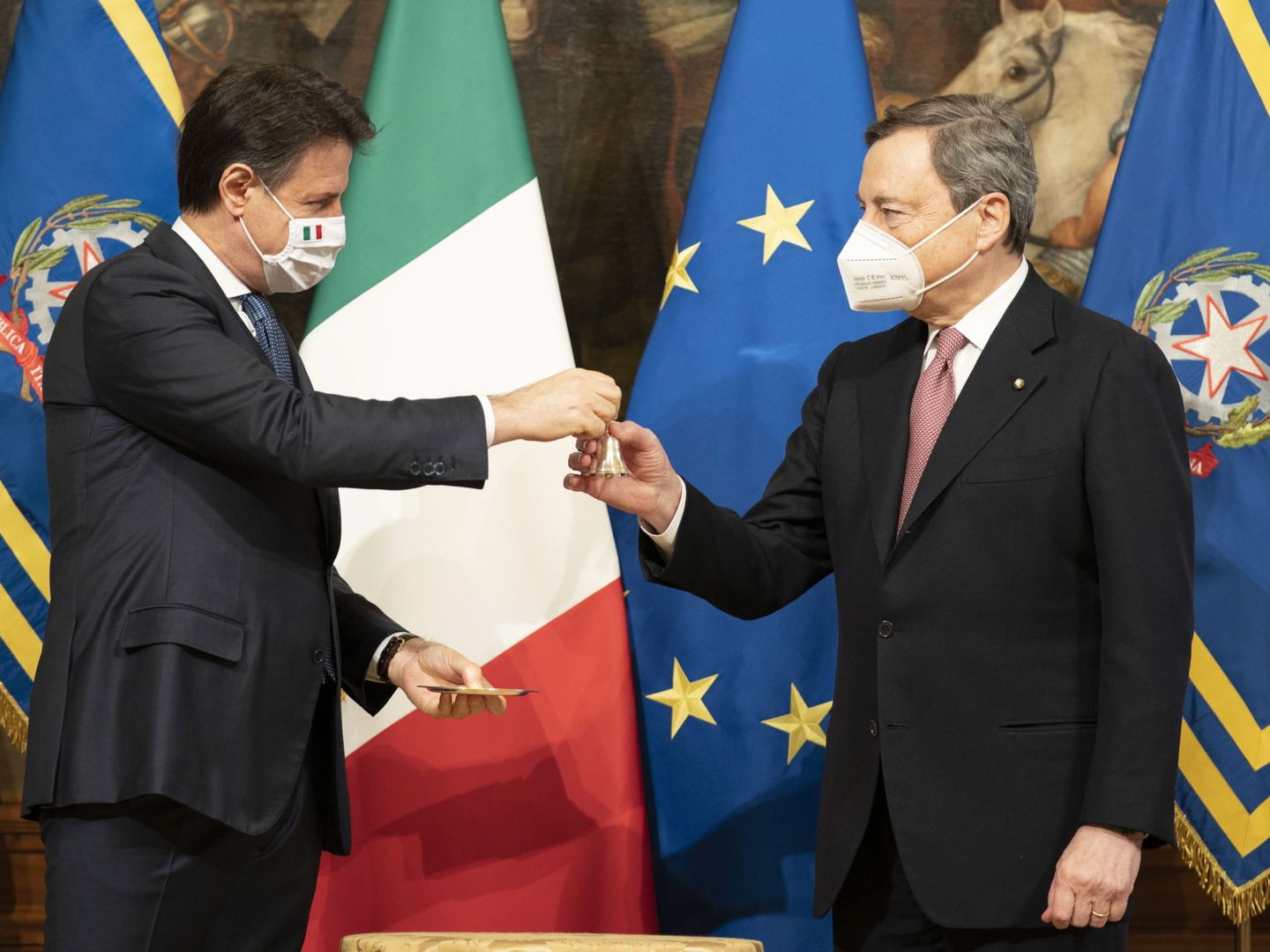 El ex primer ministro italiano Giuseppe Conte y su sucesor, Mario Draghi. (EFE)