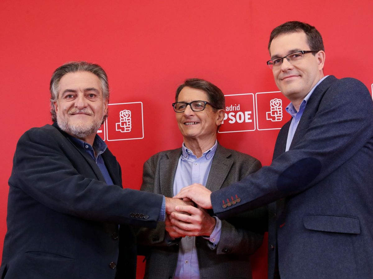 Foto: Chema Dávila, derecha, junto a Pepu Hernández (izquierda) y Manuel de la Rocha (centro), a los que se enfrentó en las primarias del PSOE de Madrid. (EFE)