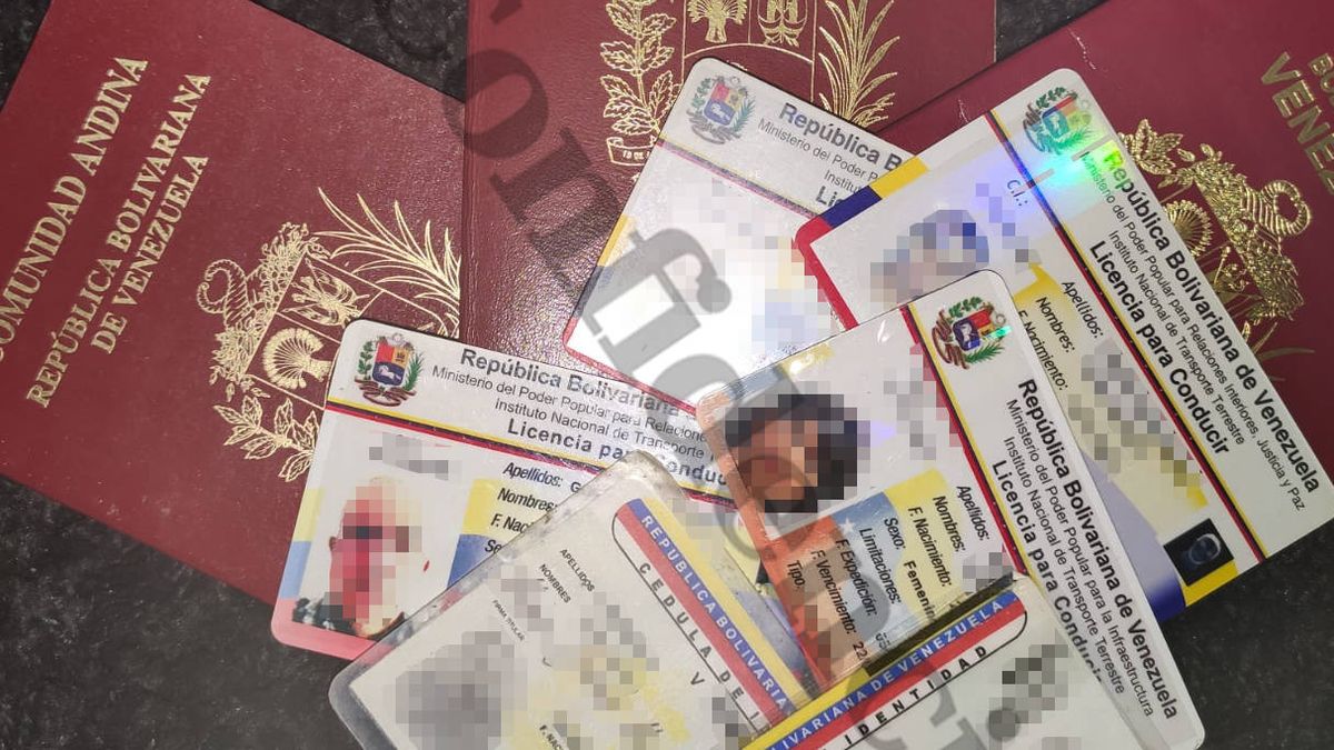 La Policía detecta a miles de venezolanos conduciendo en España con carnés falsos