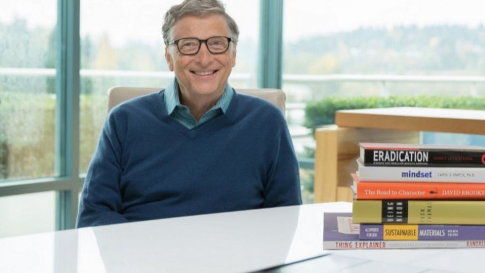 Foto: Gates posa con sus libros preferidos del año. (Gates Notes)