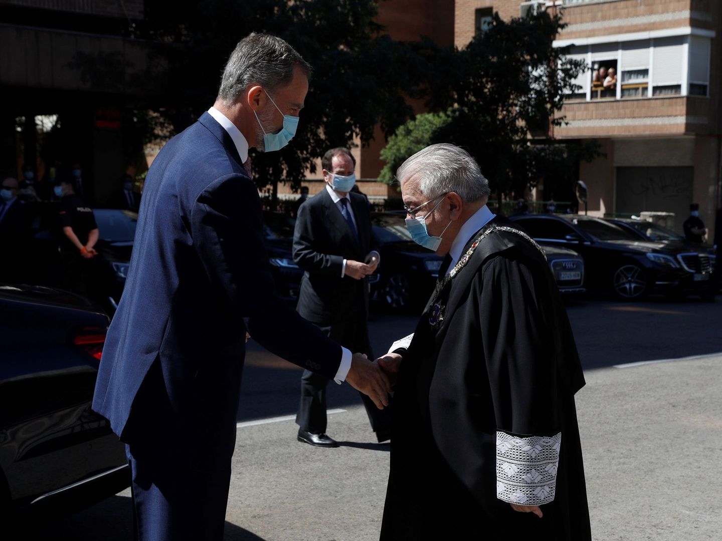 El rey Felipe saluda al presidente del TC, Juan José González Rivas (d), a su llegada al acto del 40 aniversario del Tribunal Constitucional. (EFE)