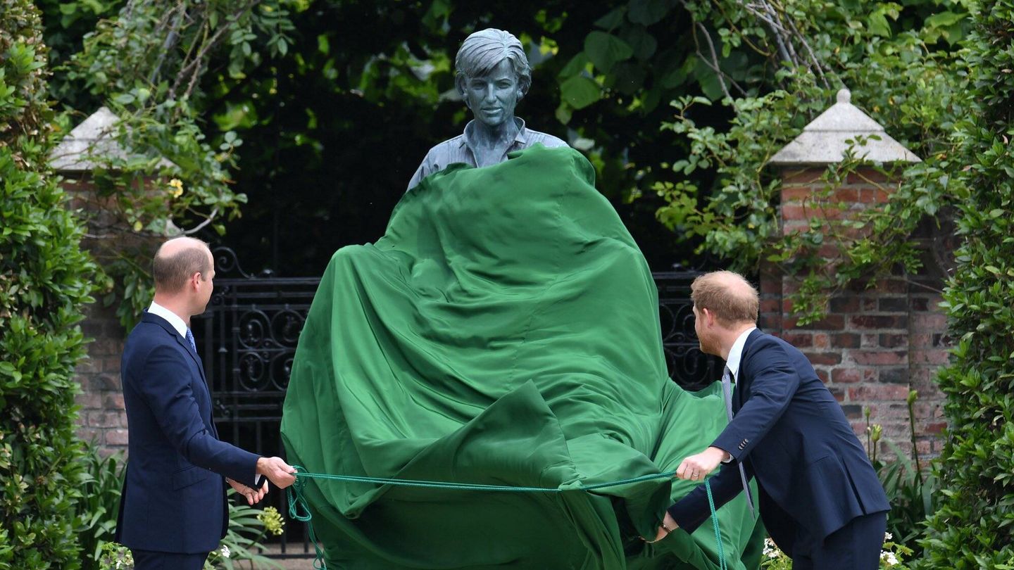 Guillermo y Harry descubriendo la estatua de Diana. (PA)