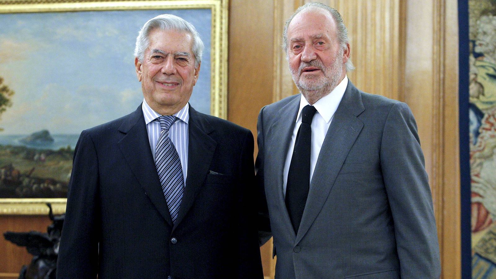El rey Juan Carlos posa junto al escritor y académico Mario Vargas Llosa. (EFE)