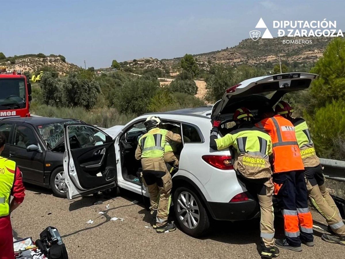 Foto: Estado en el que quedó el vehículo, con los bomberos trabajando en el lugar de los hechos. (Europa Press/Diputación de Zaragoza)