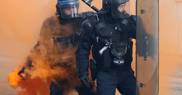 Foto: Policías antidisturbios franceses durante una manifestación contra las reformas emprendidas por el Gobierno en Nantes. (Reuters) 