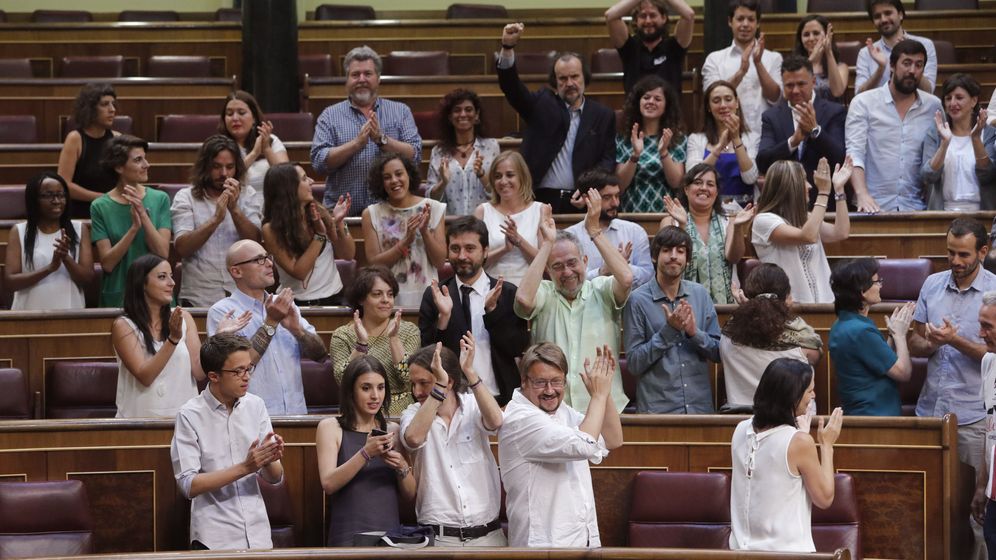 Foto: El grupo parlamentario de Unidos Podemos aplaude tras la sesión constitutiva de las Cortes Generales de la XII Legislatura. (EFE)