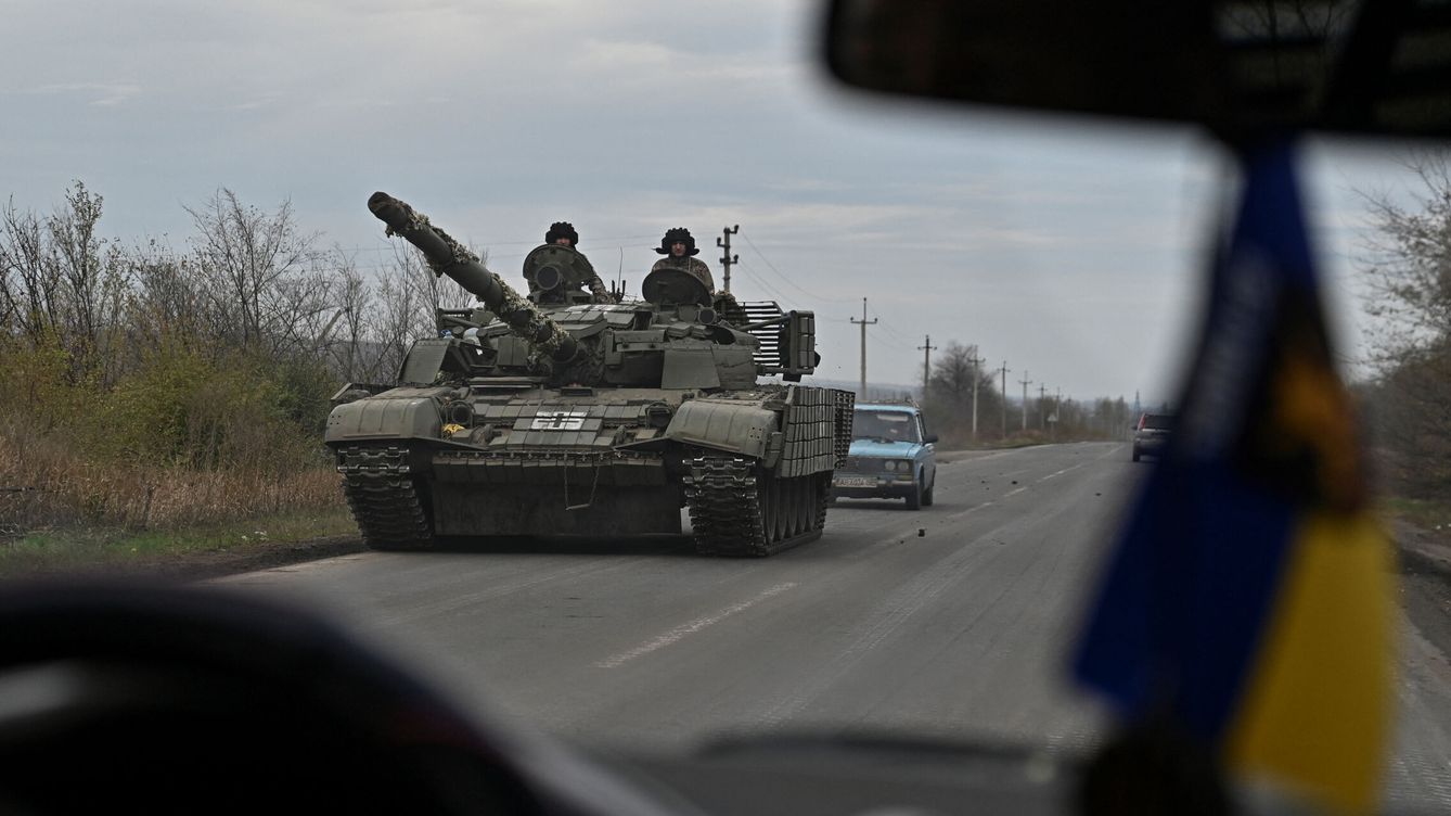 Foto: Soldados ucranianos en un tanque cerca de la línea del frente en Zaporiyia. (Reuters/Stringer)