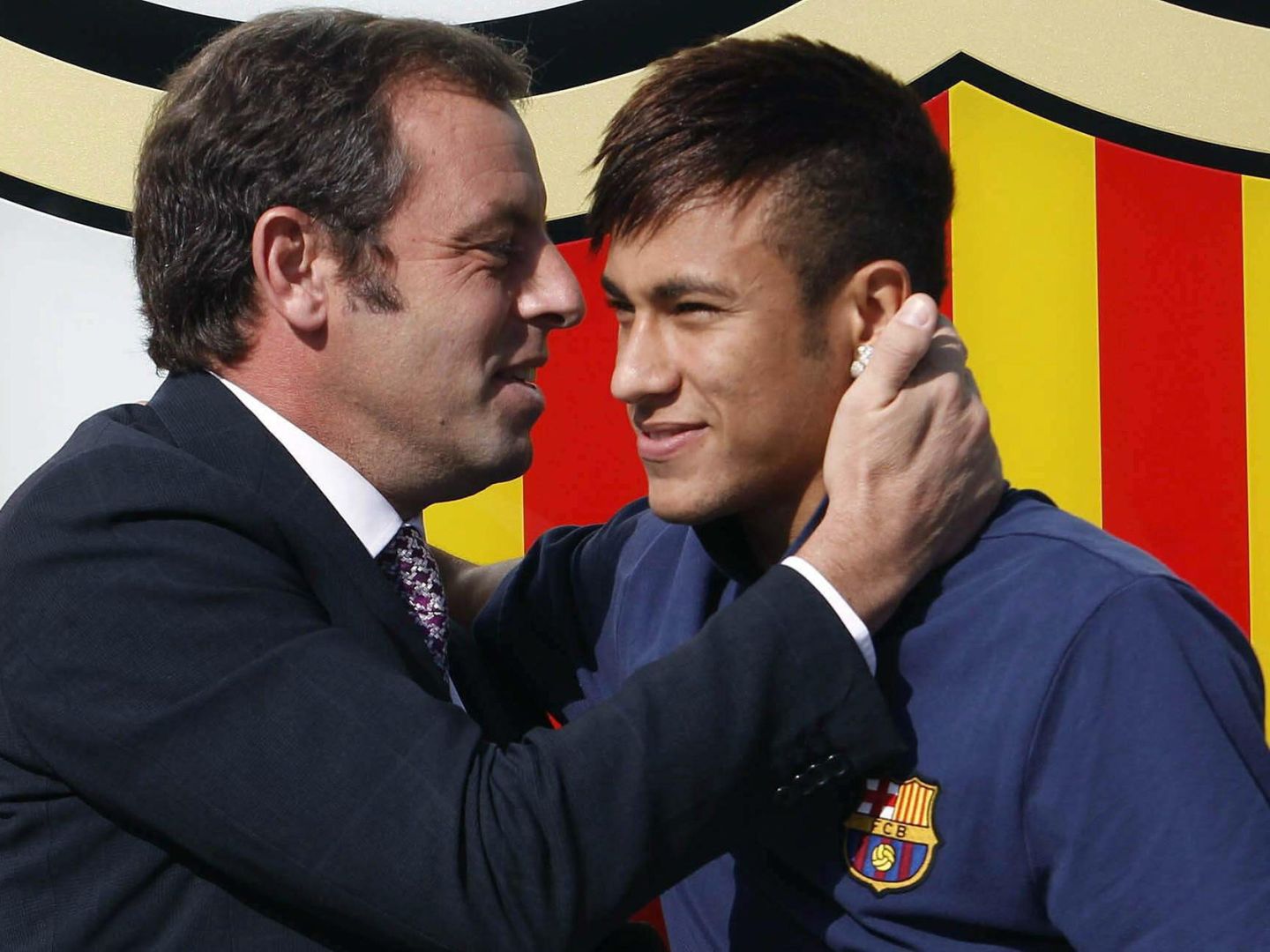 Neymar con Sandro Rosell. (EFE/Albert Olivé)