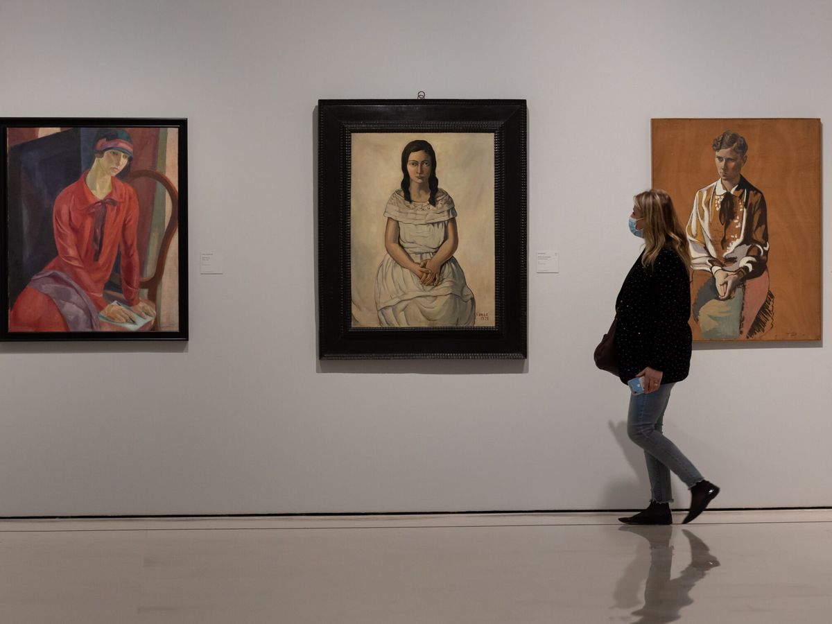 Foto: Una mujer observa una de las obras expuestas en el Museo Carmen Thyssen Málaga. (EFE/Carlos Díaz) 